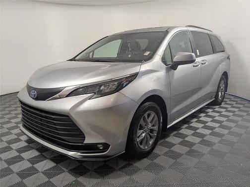 2025 Toyota Sienna XLE 8 Passenger