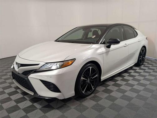 Wind Chill Pearl w/Midnight Black Metallic Roof 2019 Toyota Camry XSE