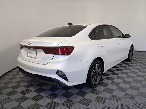 Snow White Pearl 2024 Kia Forte LXS