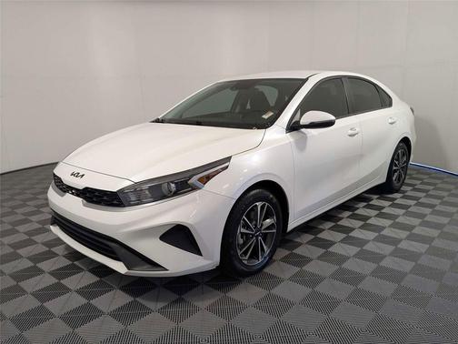 Snow White Pearl 2024 Kia Forte LXS