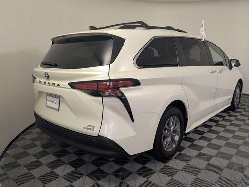 Blizzard Pearl 2021 Toyota Sienna XLE 8 Passenger