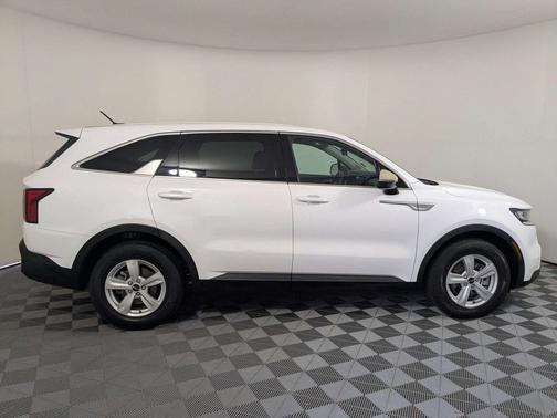 Glacial White Pearl 2023 Kia Sorento LX