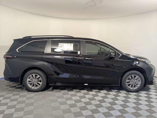 Midnight Black Metallic 2026 Toyota Sienna XLE