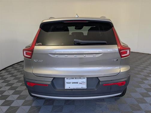 2022 Volvo XC40 T5 Momentum