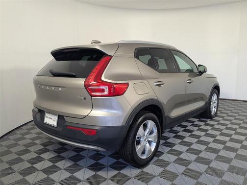 Pebble Grey Metallic 2022 Volvo XC40 T5 Momentum