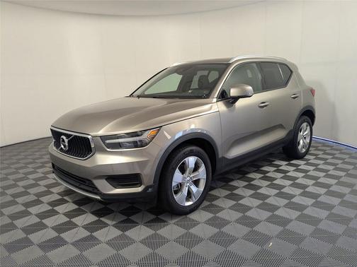 Pebble Grey Metallic 2022 Volvo XC40 T5 Momentum