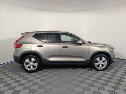 Pebble Grey Metallic 2022 Volvo XC40 T5 Momentum