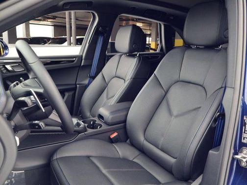 Gentian Blue Metallic 2026 Porsche Macan Macan