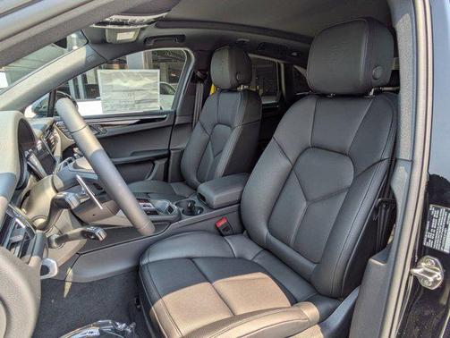 2025 Porsche Macan AWD