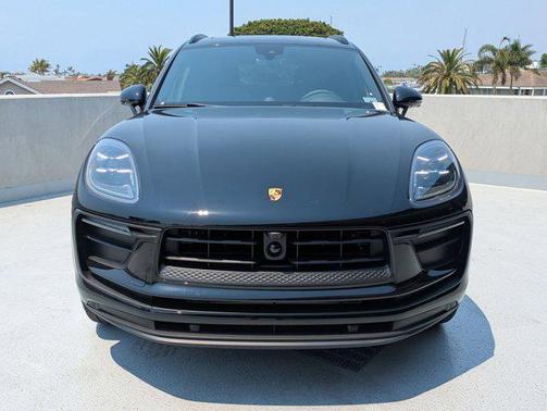 2025 Porsche Macan AWD