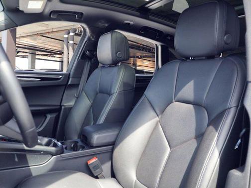 2025 Porsche Macan AWD