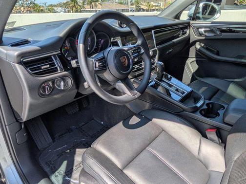 2025 Porsche Macan AWD
