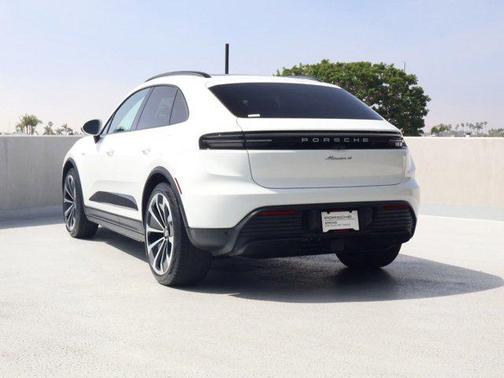 2025 Porsche Macan 4