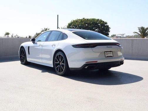 2022 Porsche Panamera 4
