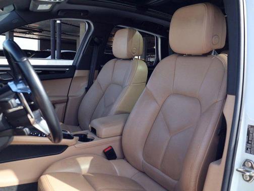 White 2021 Porsche Macan Macan