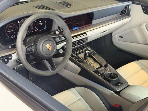 2025 Porsche 911 Carrera