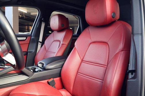 2023 Porsche Cayenne Platinum Edition