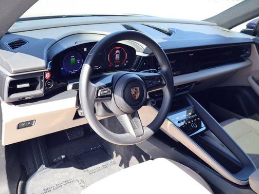 Gentian Blue Metallic 2025 Porsche Macan Macan Electric