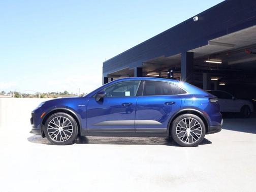 Gentian Blue Metallic 2025 Porsche Macan Macan Electric