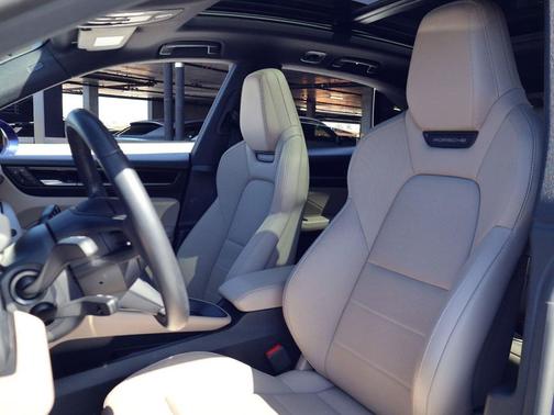 Gentian Blue Metallic 2025 Porsche Macan Macan Electric