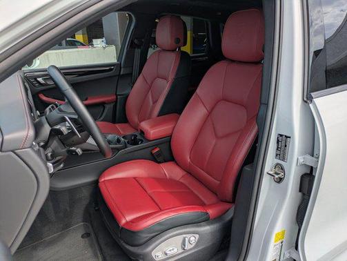 2025 Porsche Macan AWD