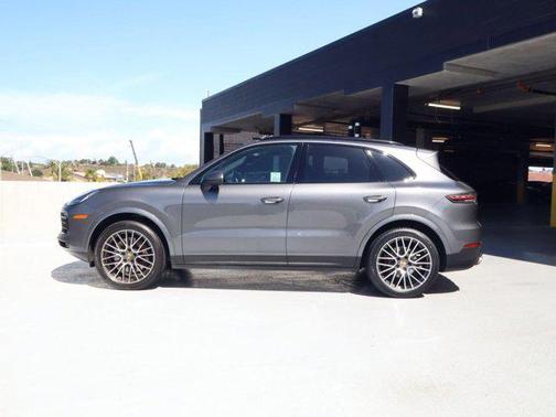 Paint to Sample 2023 Porsche Cayenne Platinum Edition