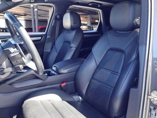 Paint to Sample 2023 Porsche Cayenne Platinum Edition