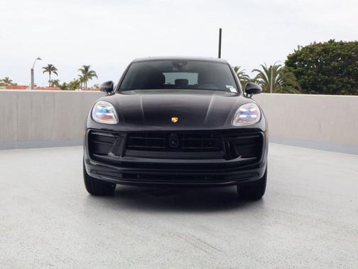 Jet Black Metallic 2026 Porsche Macan Macan