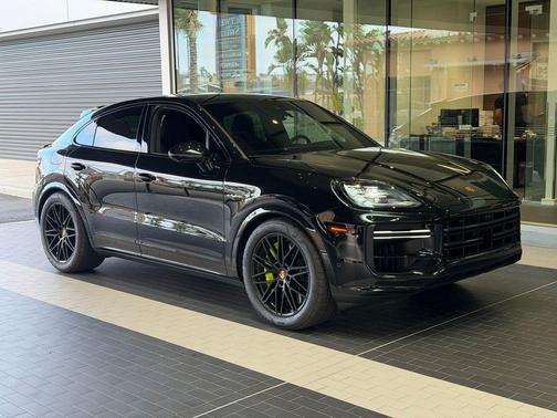 Chromite Black Metallic 2024 Porsche Cayenne Cayenne Turbo E-Hybrid