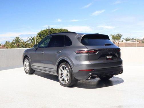 Chalk 2023 Porsche Cayenne Platinum Edition