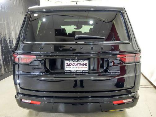 Diamond Black Crystal Pearlcoat 2024 Jeep Wagoneer Series II