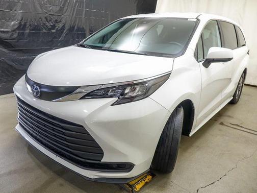 2024 Toyota Sienna LE