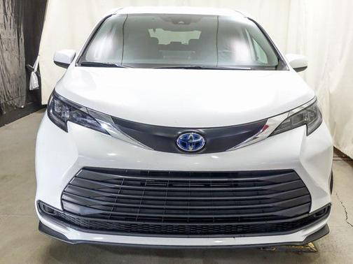 2024 Toyota Sienna LE