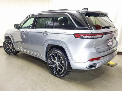 2022 Jeep Grand Cherokee Summit