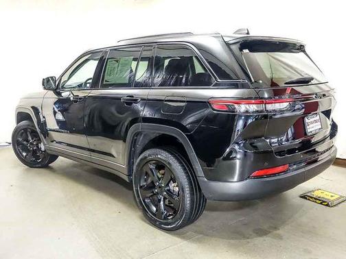 Diamond Black Crystal Pearlcoat 2023 Jeep Grand Cherokee Limited