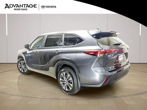 Magnetic Gray Metallic 2023 Toyota Highlander Hybrid XLE