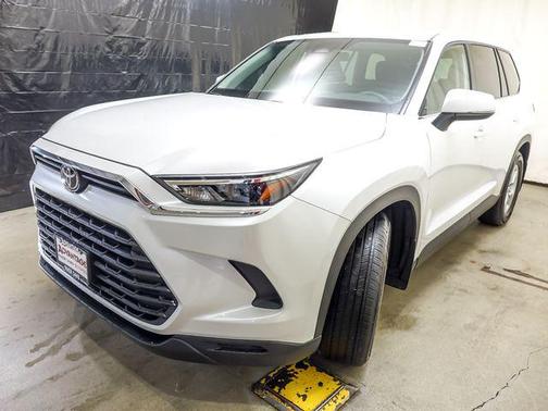 Wind Chill Pearl 2025 Toyota Highlander LE
