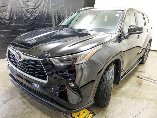 Midnight Black Metallic 2024 Toyota Highlander XLE