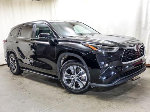 Midnight Black Metallic 2024 Toyota Highlander XLE