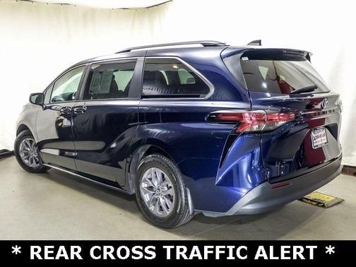 2022 Toyota Sienna LE