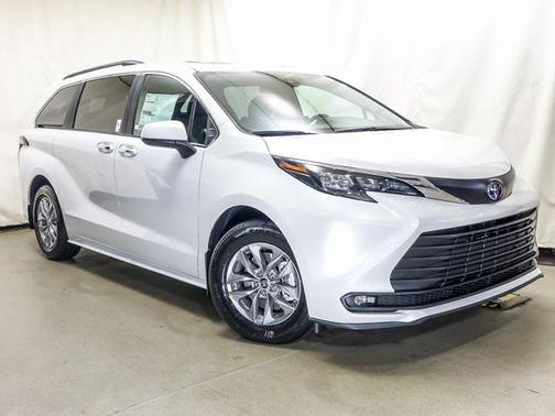 2025 Toyota Sienna XLE