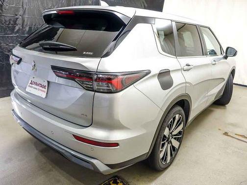 Alloy Silver Metallic 2025 Mitsubishi Outlander SE S-AWC