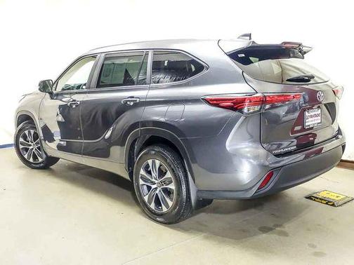 Magnetic Gray Metallic 2023 Toyota Highlander XLE