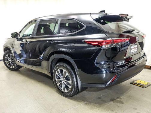 Midnight Black Metallic 2023 Toyota Highlander XLE