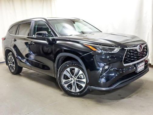 Midnight Black Metallic 2023 Toyota Highlander XLE