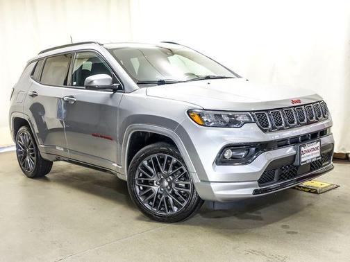 Billet Silver Metallic Clearcoat 2023 Jeep Compass (Red) Edition