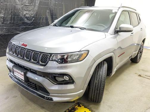 Billet Silver Metallic Clearcoat 2023 Jeep Compass (Red) Edition