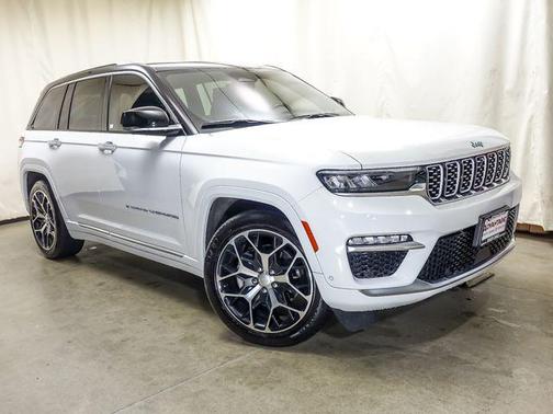 Diamond Black Crystal Pearlcoat 2023 Jeep Grand Cherokee Summit