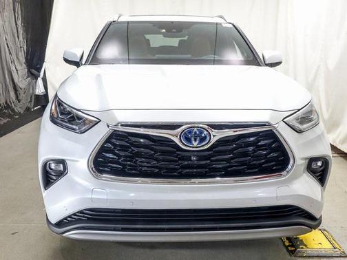 2022 Toyota Highlander Hybrid Platinum