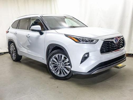 2022 Toyota Highlander Hybrid Platinum
